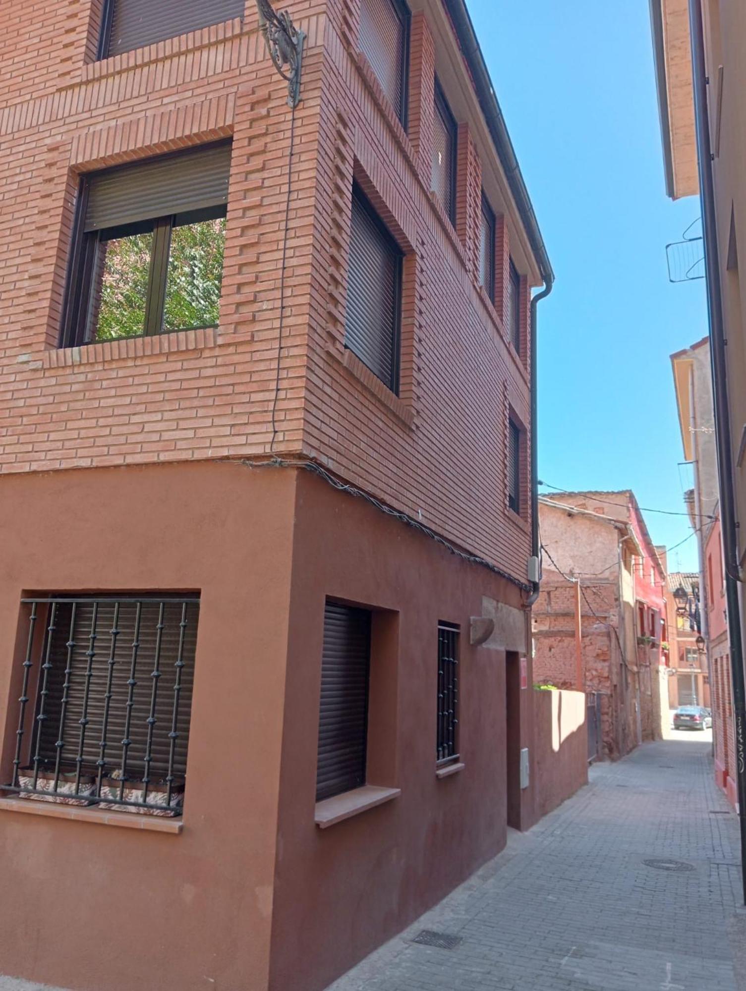 La Piedra En Pleno Centro Historico Con Dos Y Dos Banos *